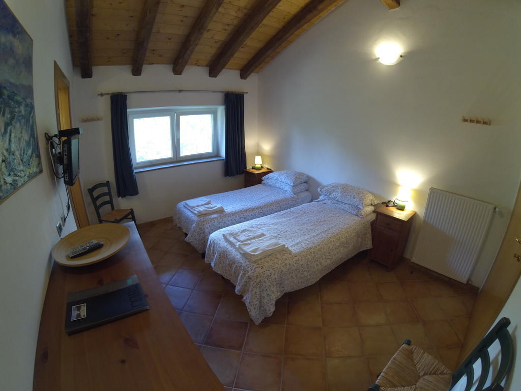 Al Campo Di Sotto Bed & Breakfast Buia Habitación foto
